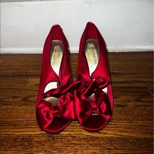 Red Dorothy heels 👠 Ann Marino